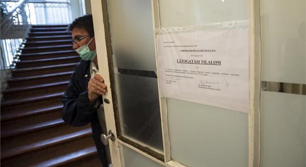 Öt klinikán már látogatási tilalom van