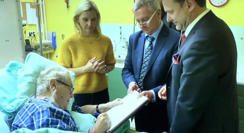 A cseh elnöki hivatal videót tett közé a kórházban fekvő Zemanról