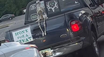 Egy Ford Pickup tulajdonosának őrült halloweeni dekoráció pattant ki a fejéből