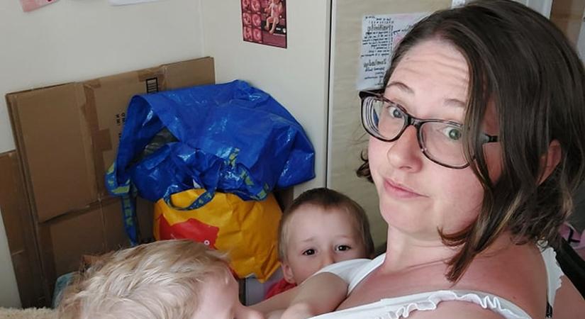 Meghökkentő: ez az angol édesanya még mindig szoptatja kisiskolás fiait - Fotó
