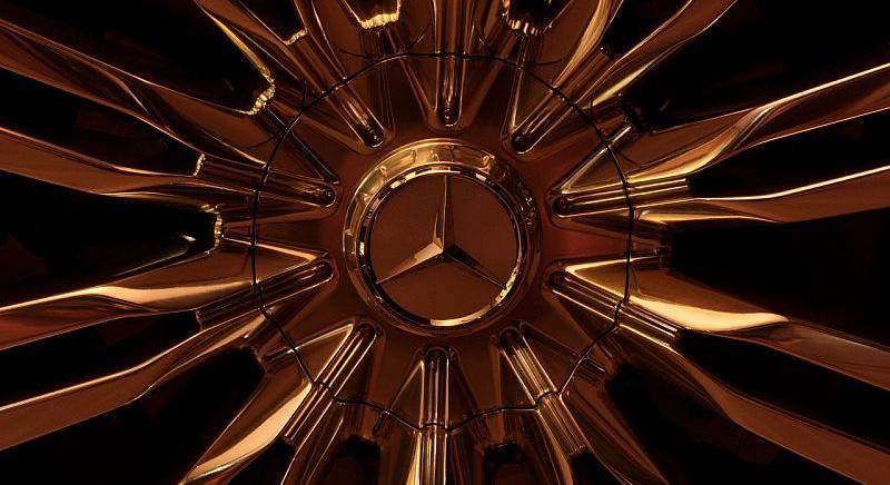 Ismét a Mercedes a legértékesebb luxusautó-márka