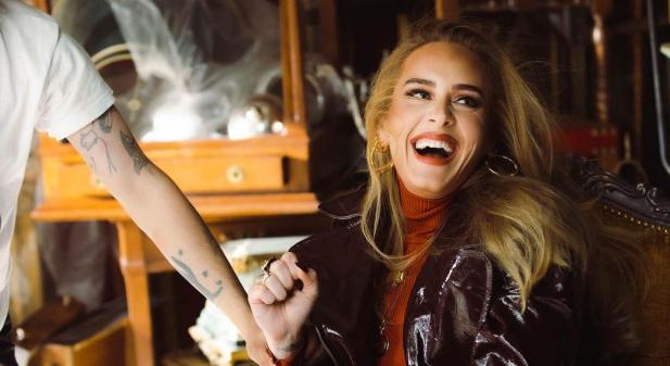 Adele annyira rajong Celine Dionért, hogy bekereteztette a rágóját