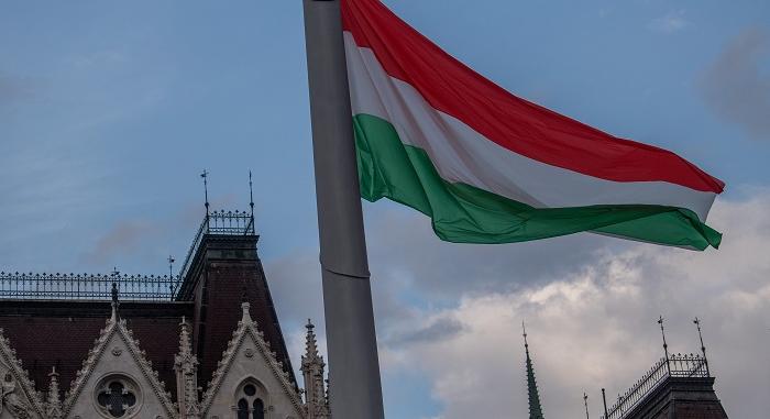 Október 23. – Felvonták a nemzeti lobogót az Országház előtt