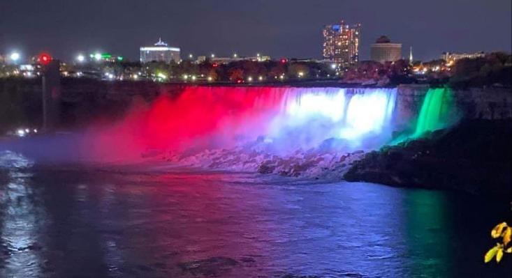 A Niagara-vízesés is magyar színekben pompázott