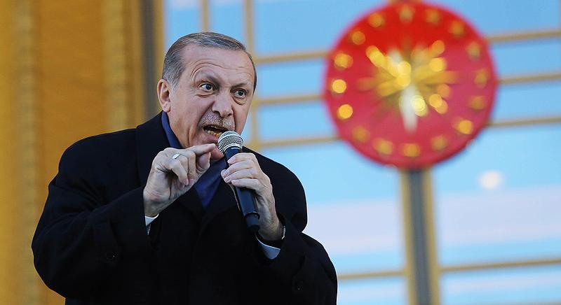 Erdogan gyakorlatilag hadat üzent az amerikai, a francia és a német nagykövetek tiltólistázásával
