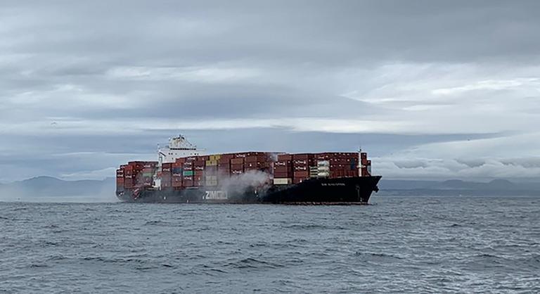 Bajba került egy vegyi anyagokat szállító teherhajó Kanada partjainál