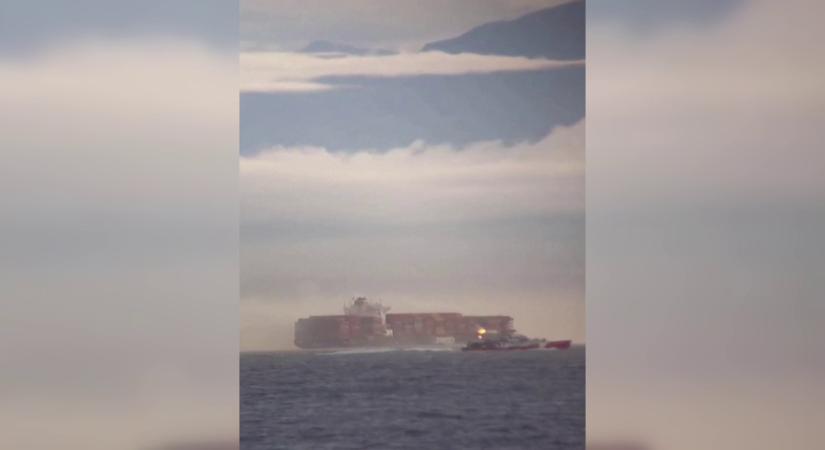 Mérgező gáz szivárog egy kigyulladt teherhajó tartályaiból Kanada partjainál
