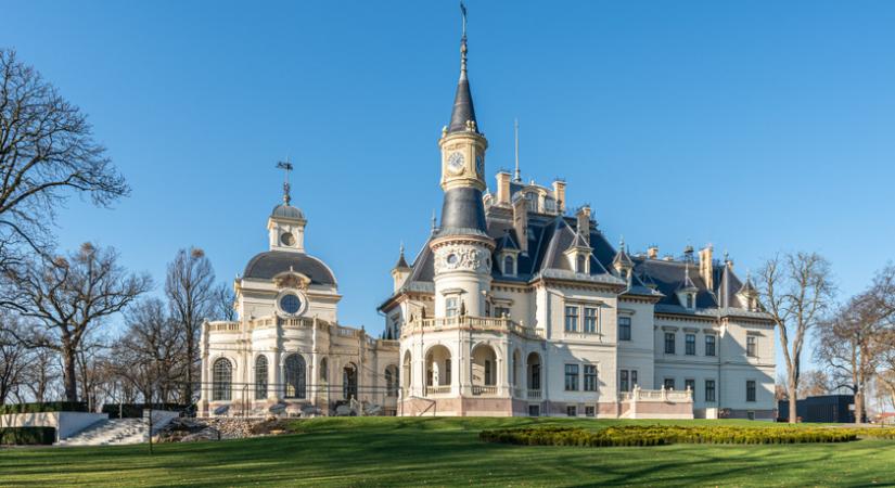 Lélegzetelállító szépségű kastélyszállók az országban: a turai Schossberger-kastély Európa legjobbja lett