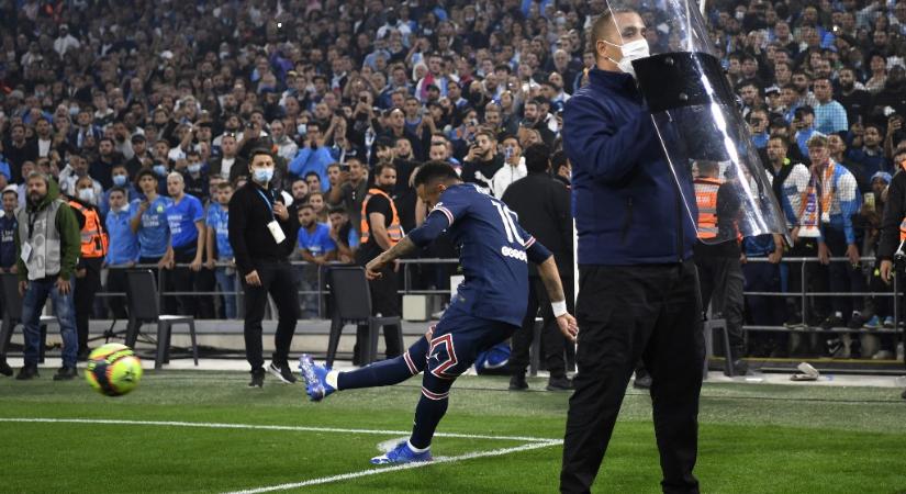 Neymart dobálták, Messihez szurkoló rohant be Marseille-ben