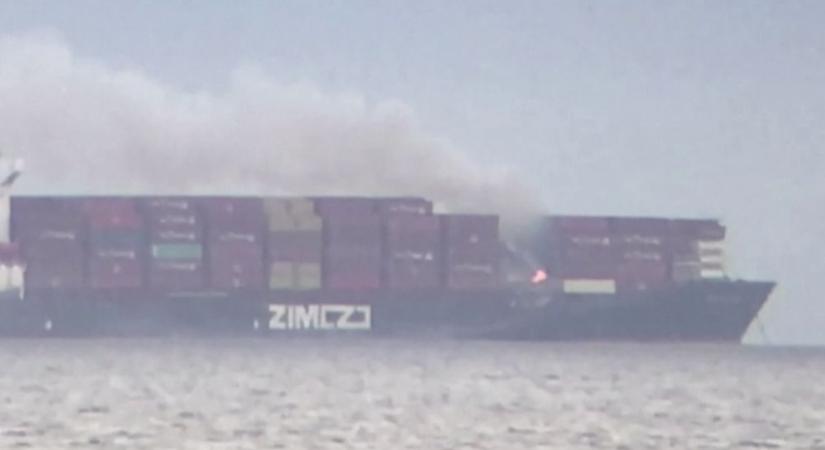 Úgy tűnik, sikerült ellenőrzés alá vonni a tüzet a bajba jutott teherhajón