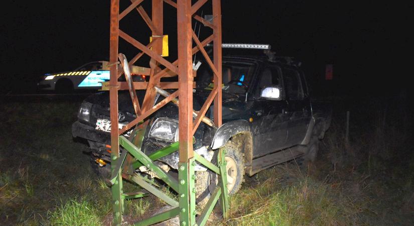 Távvezeték oszlopnak ütközött az autós Felsőtoldon