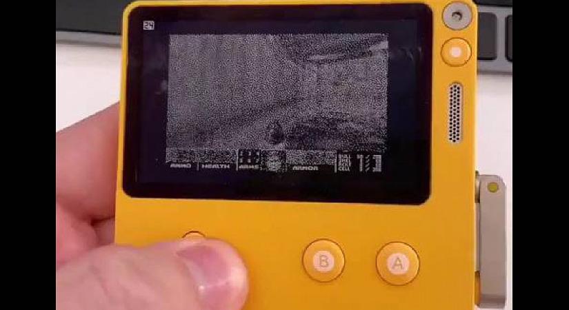 Videón a játékgép, aminek kurblija van, ahogy a Doom-ot futtatja