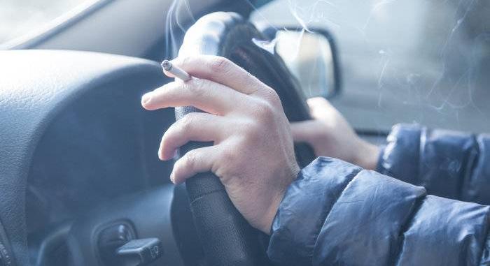 Olaszország betilthatja a dohányzást az autóban