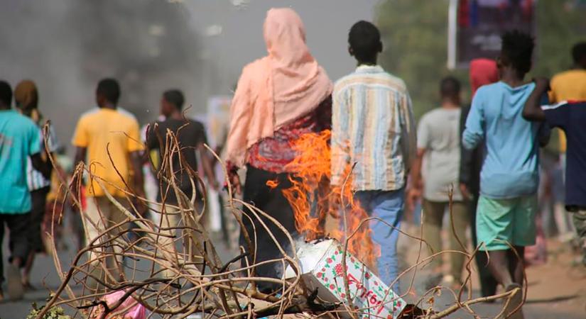 Katonai puccs Szudánban: feloszlatták a civil kormányt, letartóztatták a politikusokat