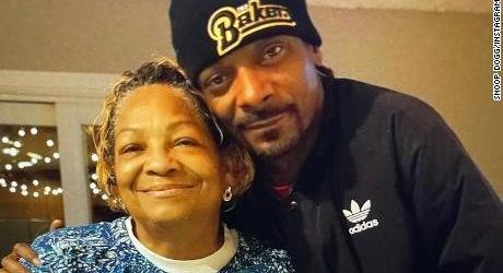 Gyászol Snoop Dogg: Megható sorokkal búcsúzott édesanyjától