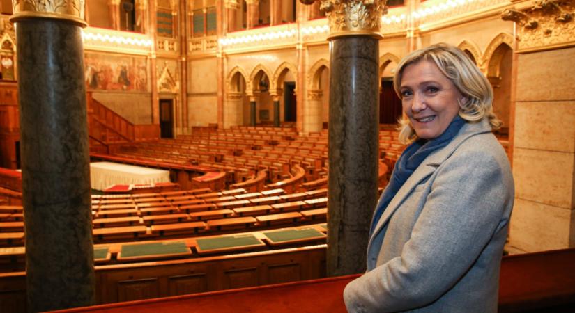A Hősök terét, a Parlamentet és a Duna-parti holokauszt-emlékművet is végiglátogatta Marine Le Pen