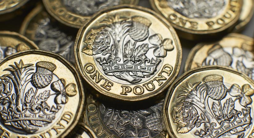 Áprilistól 9,5 fontra emelik a minimálbért a britek