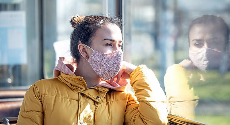 Kemenesi Gábor: a maszk 93,5 százalékos védelmet nyújt a tömegközlekedésen