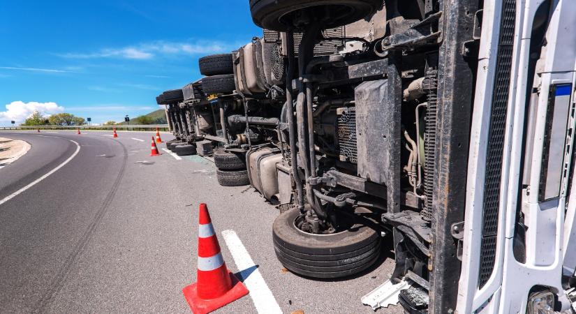 Súlyos baleset Sárkeresztnél: kamionossal ütközött egy autó