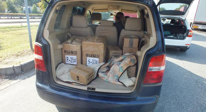 Nagy fogás az M1-esen Komáromnál: 7 milliót érő hamis parfümöket rejtett a kocsi