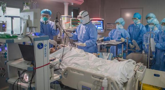 Koronavírus: már majdnem 200-an vannak lélegeztetőgépen Magyarországon