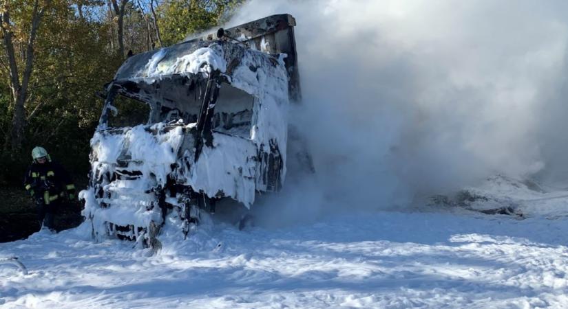 Így égett ki egy kamion hétfőn az M1-es autópályán - képek
