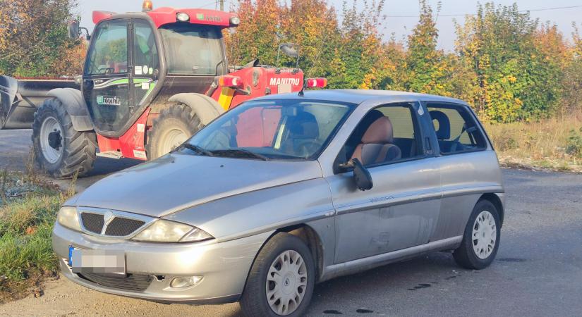 Munkagép és személyautó ütközött Vasszécsenyben