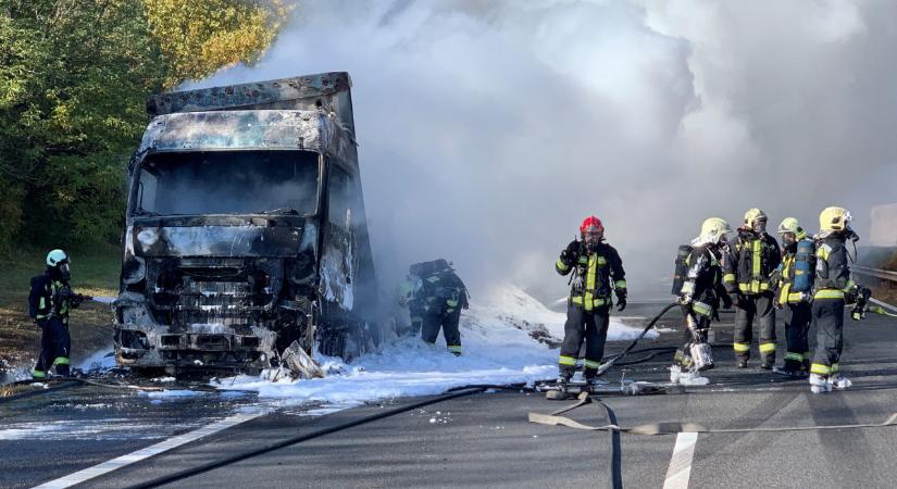 A lángok martaléka lett egy kamion az M1-esen – képek