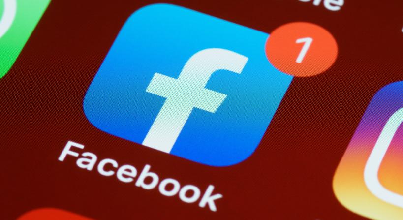 A Facebook tart a Tiktoktól, el is kezdenek a fiatal felnőttek felé nyitni
