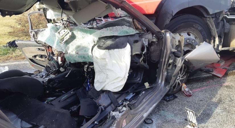Halálos baleset a 81-es úton: bedarálta a sofőrt a teherautó (képek)