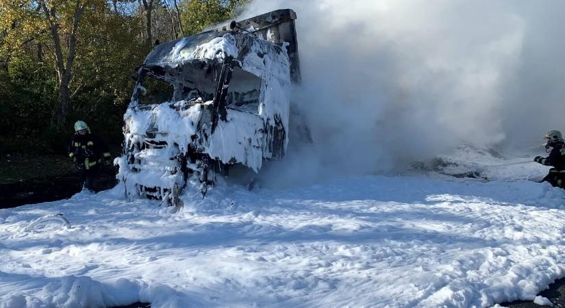 Fotókon a teljesen kiégett kamion az M1-esről