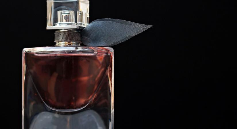 NAV: hétmillió forintnyi hamis parfümöt találtak egy szlovák autóban