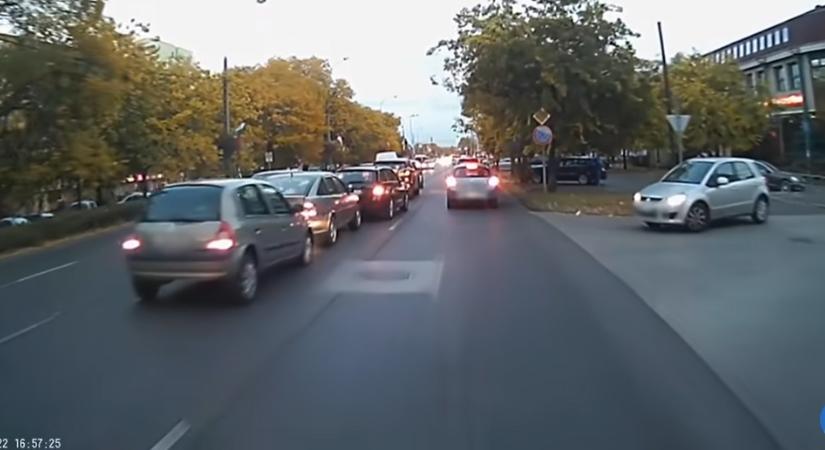 Mobilozás miatt rohant bele az álló kocsisorba egy autó a Pesti úton – videó