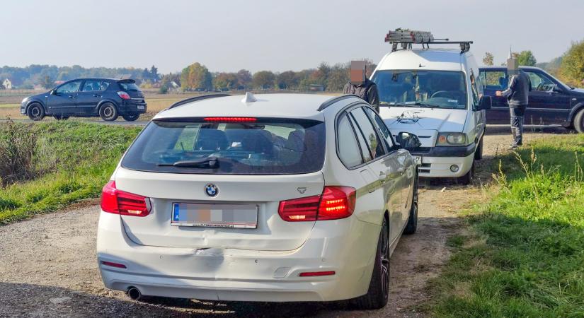 Ráfutásos balesetben két autó ütközött Gyöngyösfalu közelében
