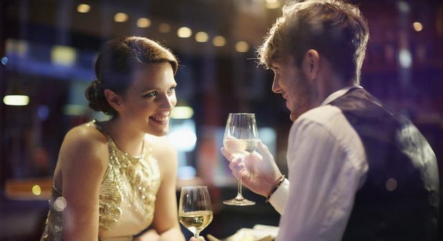 Hogyan viselkedik egy férfi, ha tetszik neki egy nő? Így szúrd ki a titkos jeleket