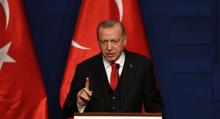 Erdogan visszavonulót fújt, mégsem tilt ki nagyköveteket