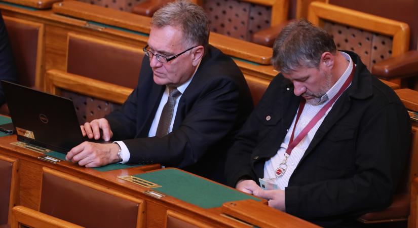 A Jobbik szerint Simonka illuminált állapotban jelent meg a parlamentben; a Fidesz azt mondja, nem érezte jól magát