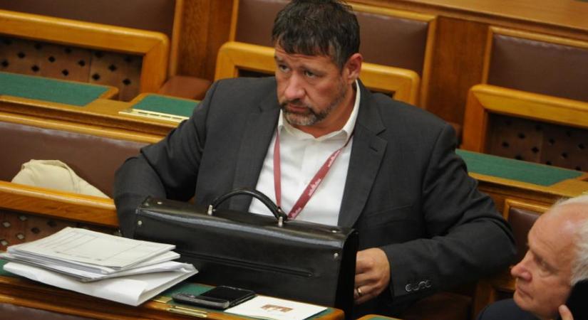Jakab Péter úgy gondolja, Simonka György részeg volt a hétfői parlamenti ülésen, a Fidesz szerint csak nem érezte jól magát
