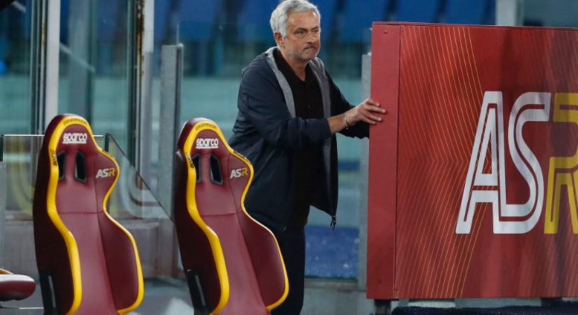 AS Roma: kiállítása után Mourinho a korláton át mászott ki a pályáról – VIDEÓ