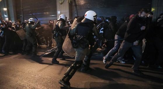 Tüntetők csaptak össze rendőrökkel több görög városban