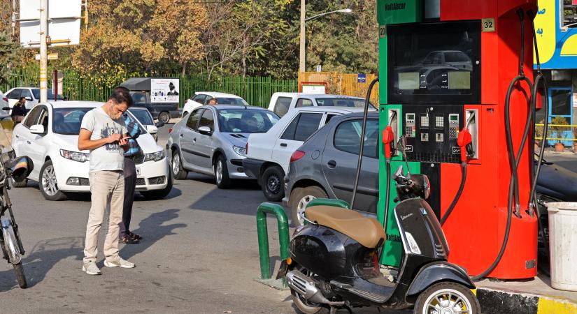 Irán szerint meghekkelték a benzinkutaikat, sorok állnak az olcsó benzinért