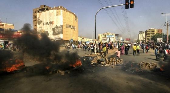 Robbanásközeli feszültség Szudánban, katonai puccs után rendkívüli állapotot hirdettek ki