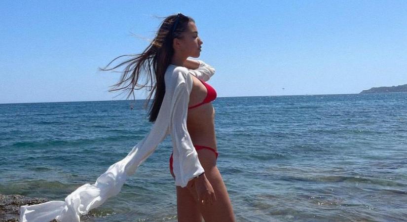 Falatnyi bikiniben élvezi a dubaji napsütést a 18 éves Schobert Lara - képek