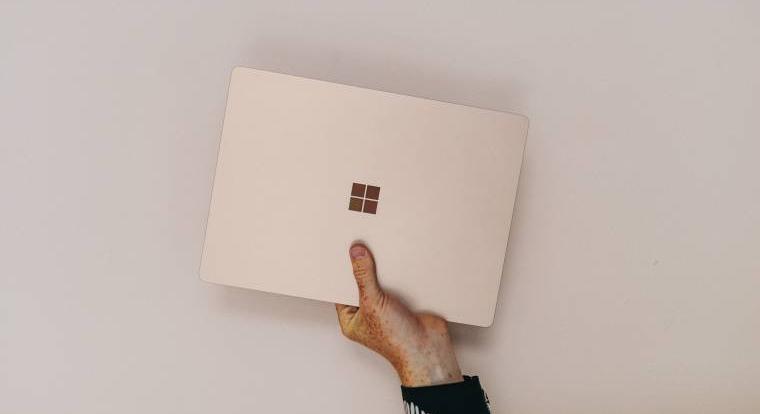 Extra olcsó laptopot és hozzáillő Windowst dobhat piacra a Microsoft