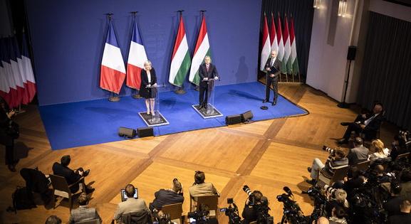 A francia szélsőjobb vezetői Orbán támogatásáért vetélkednek