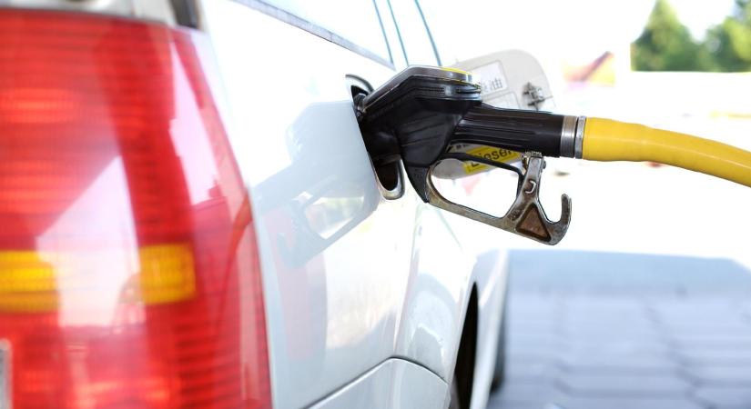 A kormány gyurcsányozással reagált az elszállt benzinárra is