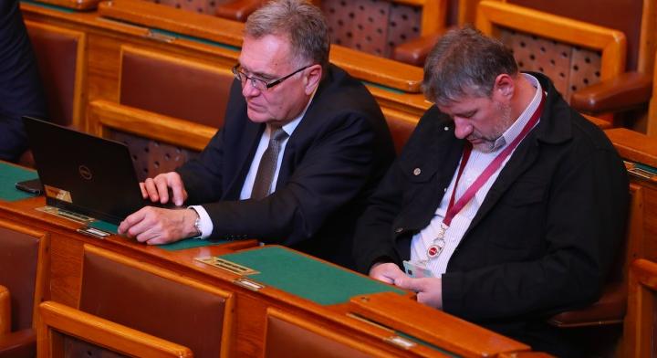 A fideszes Simonka György részegen jelent meg a parlamentben? Itt a párt furcsa válasza
