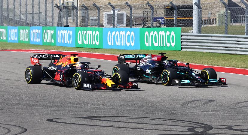 F1: Váratlan gyomrost kapott Hamilton Verstappentől