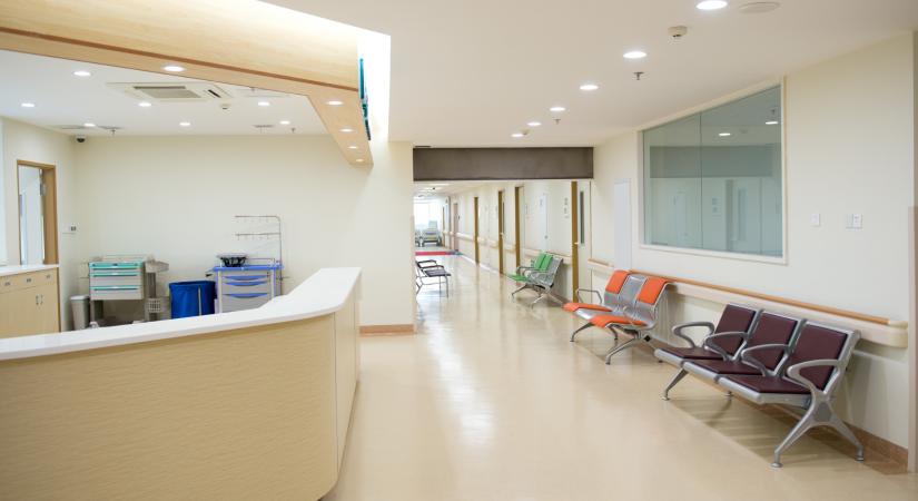Újabb kórházakban vezettek be látogatási tilalmat