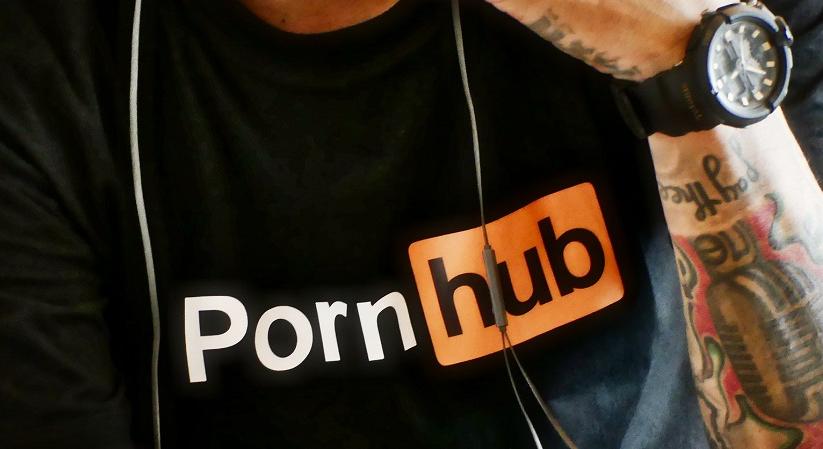 A Pornhub hiába törölte videók millióit, beleragad a múltjába